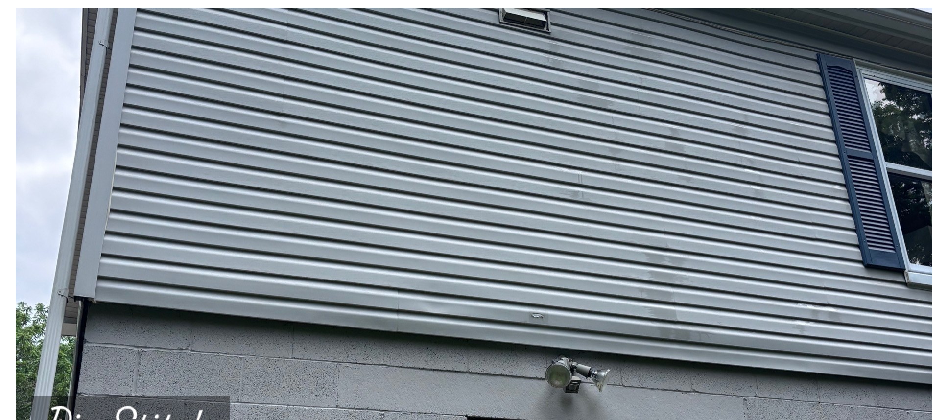 Algae-streaked siding restored after
